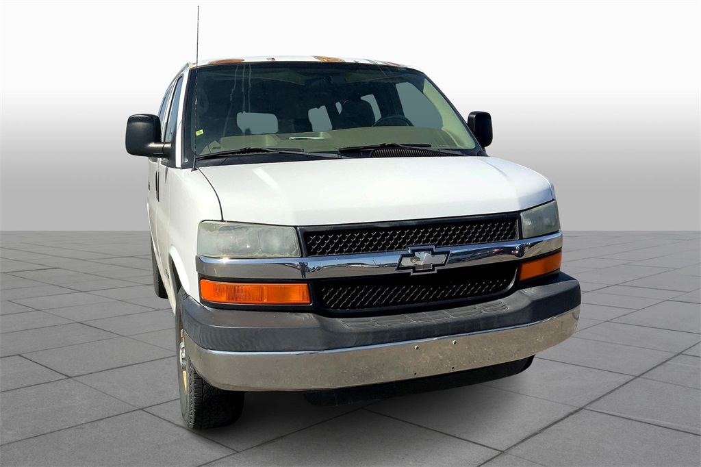 2006 Chevrolet Express Passenger LT photo 2