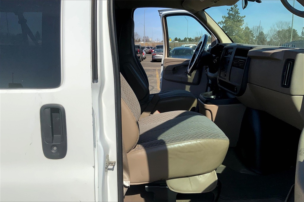 2006 Chevrolet Express Passenger LT photo 6