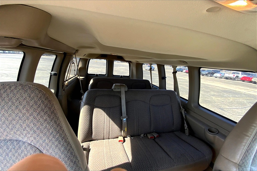 2006 Chevrolet Express Passenger LT photo 17