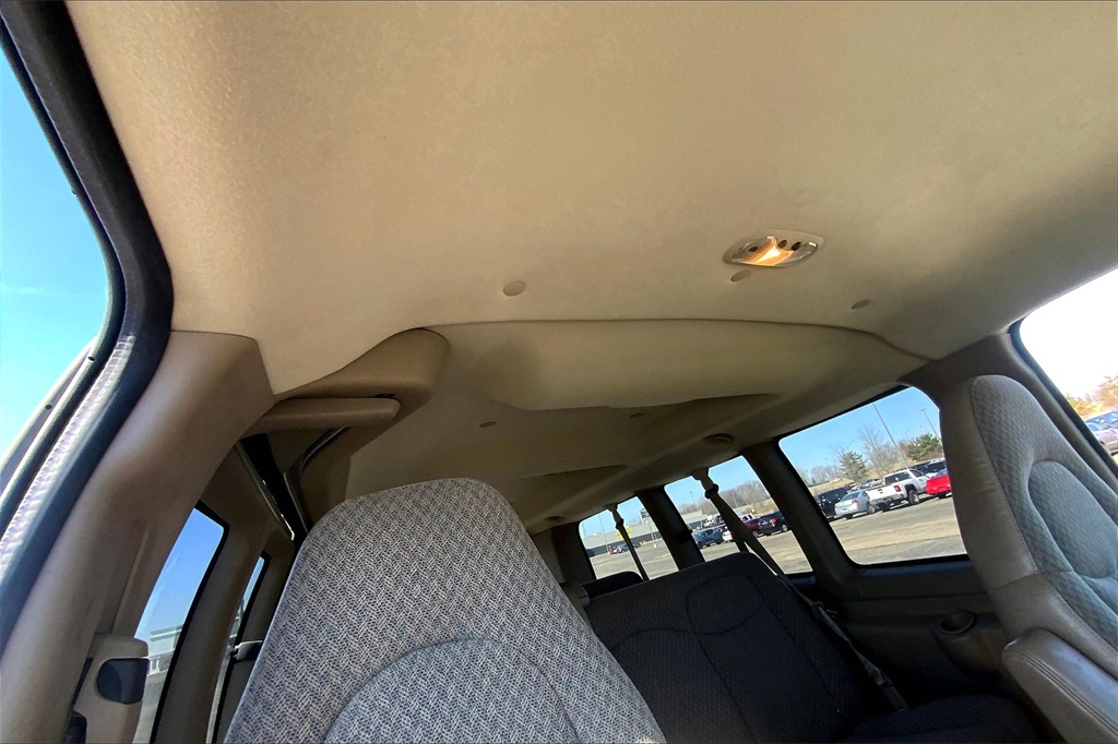 2006 Chevrolet Express Passenger LT photo 21