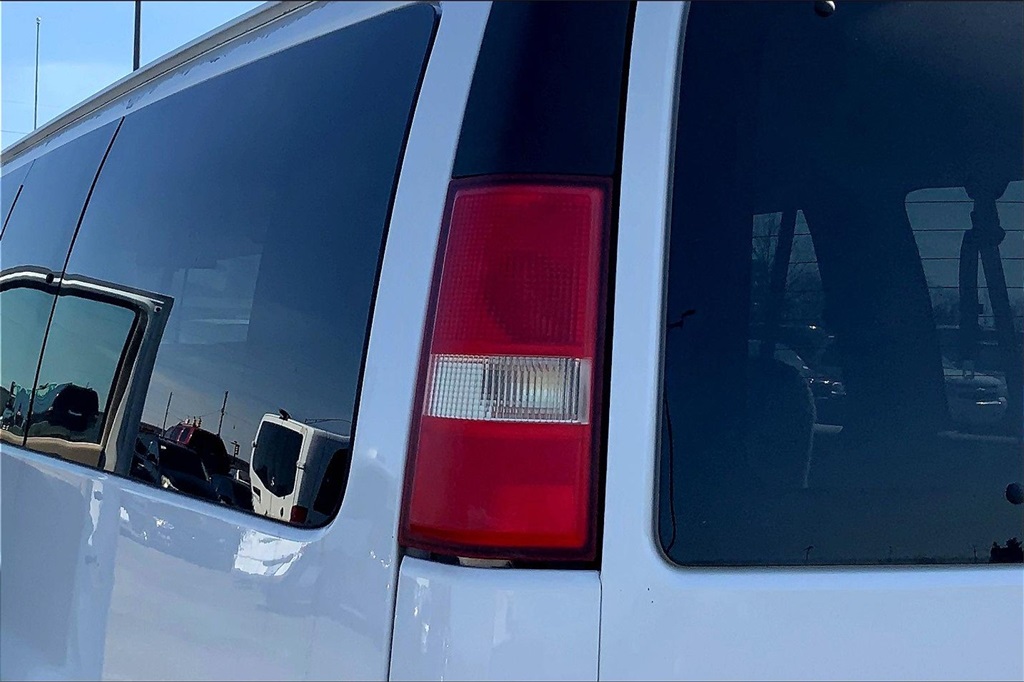 2006 Chevrolet Express Passenger LT photo 25
