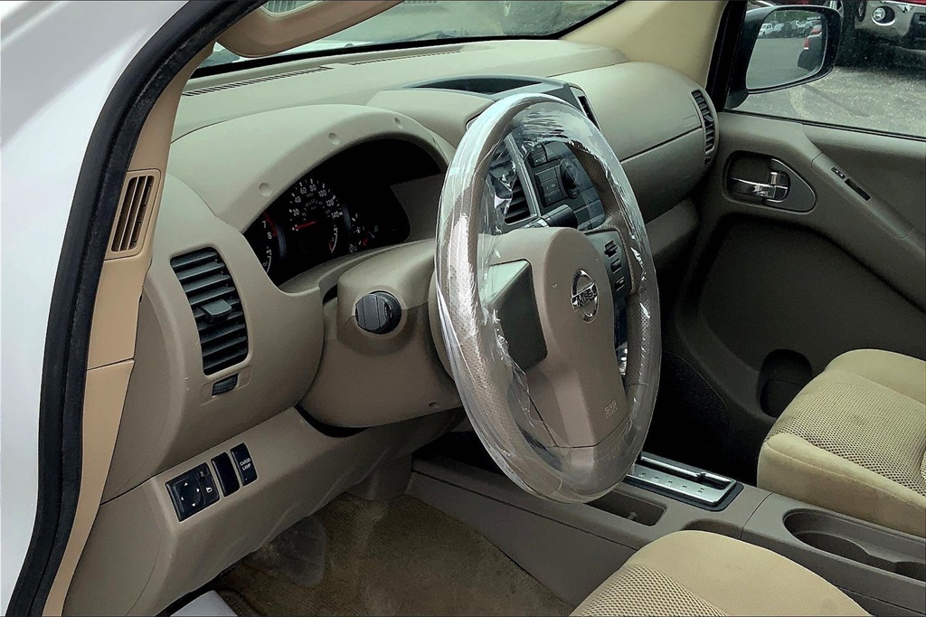 2011 Nissan Frontier SV photo 14