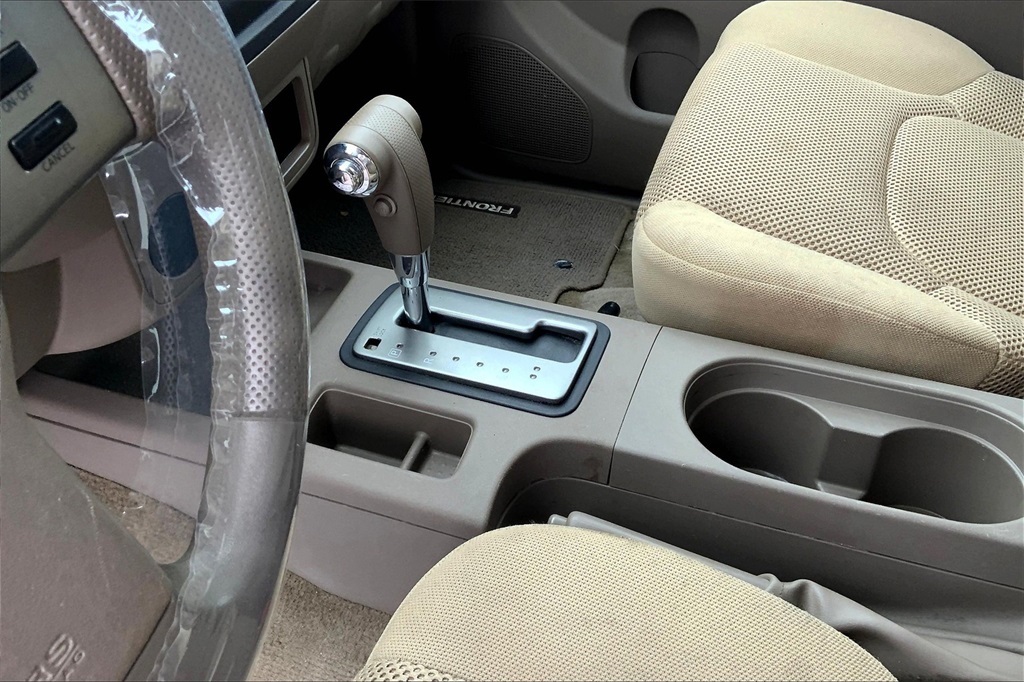2011 Nissan Frontier SV photo 17