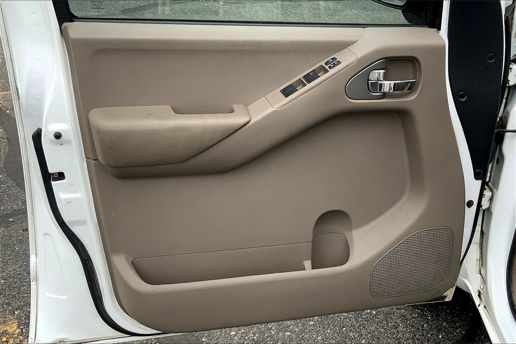 2011 Nissan Frontier SV photo 25