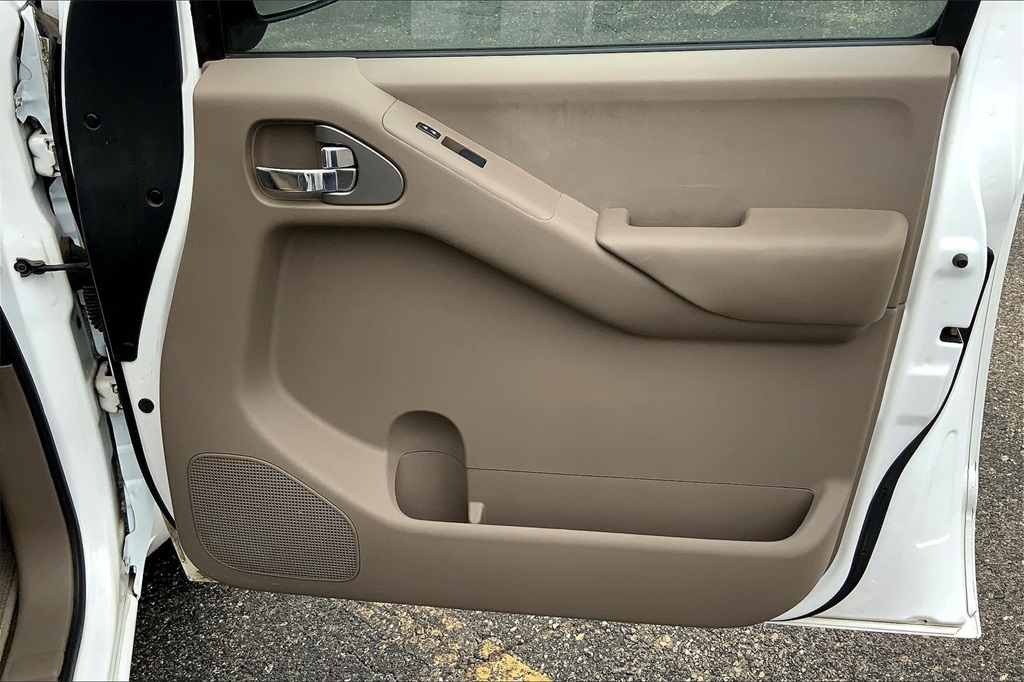 2011 Nissan Frontier SV photo 26
