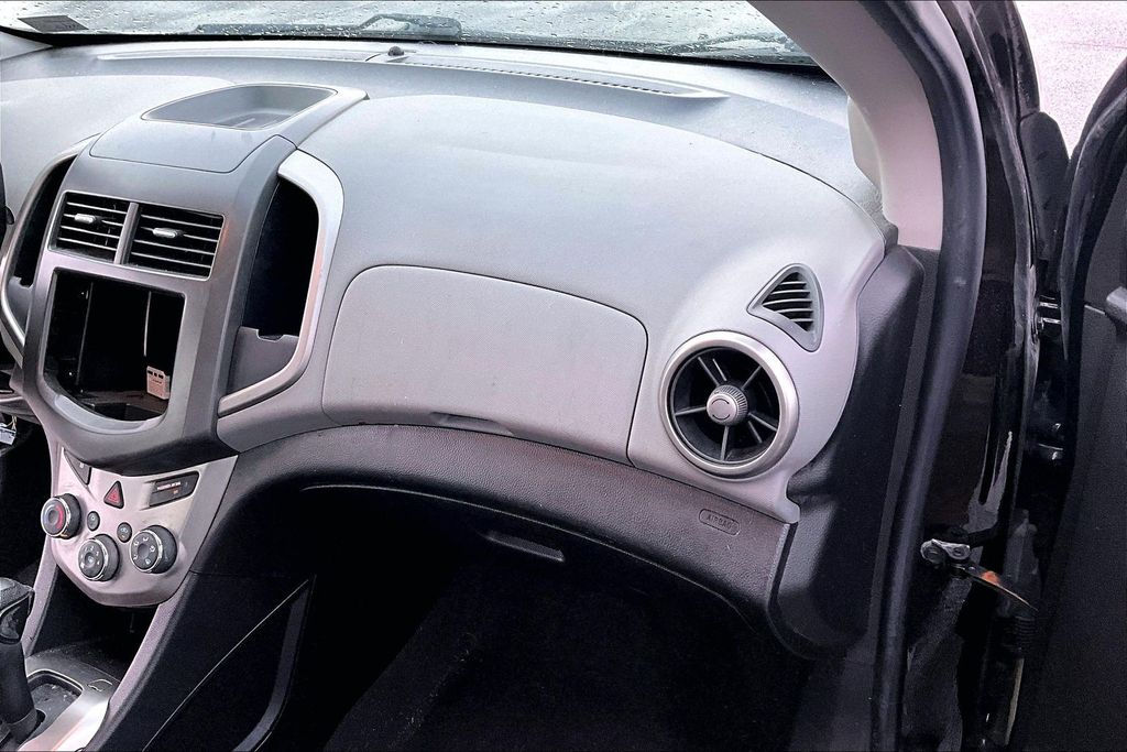 2016 Chevrolet Sonic LT - Photo 16
