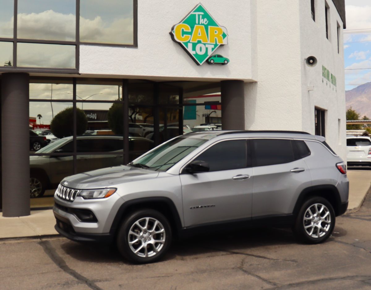 2022 Jeep Compass Latitude Lux photo 6
