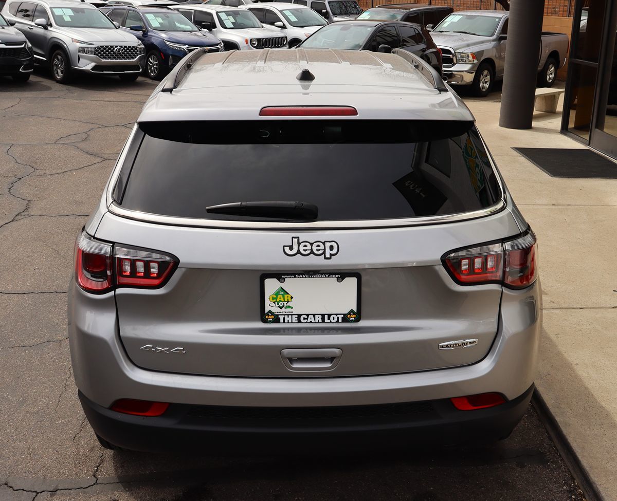 2022 Jeep Compass Latitude Lux photo 9