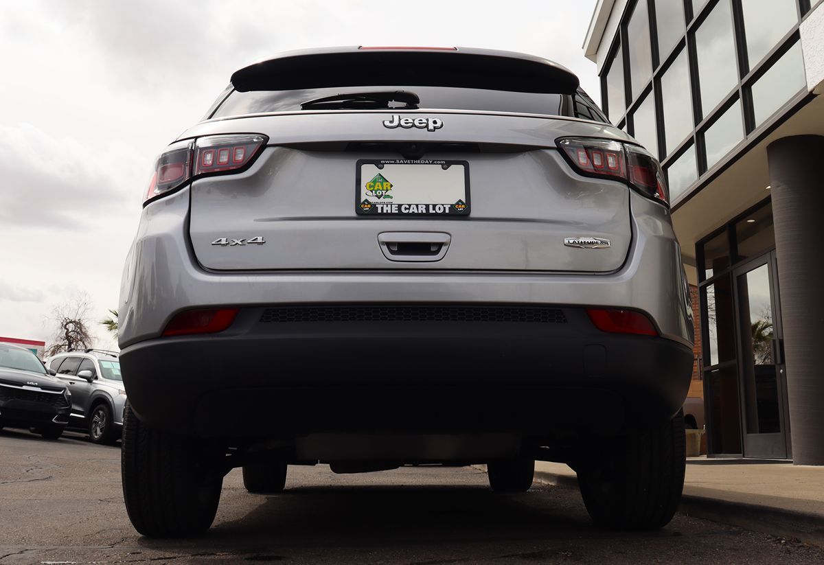 2022 Jeep Compass Latitude Lux photo 11