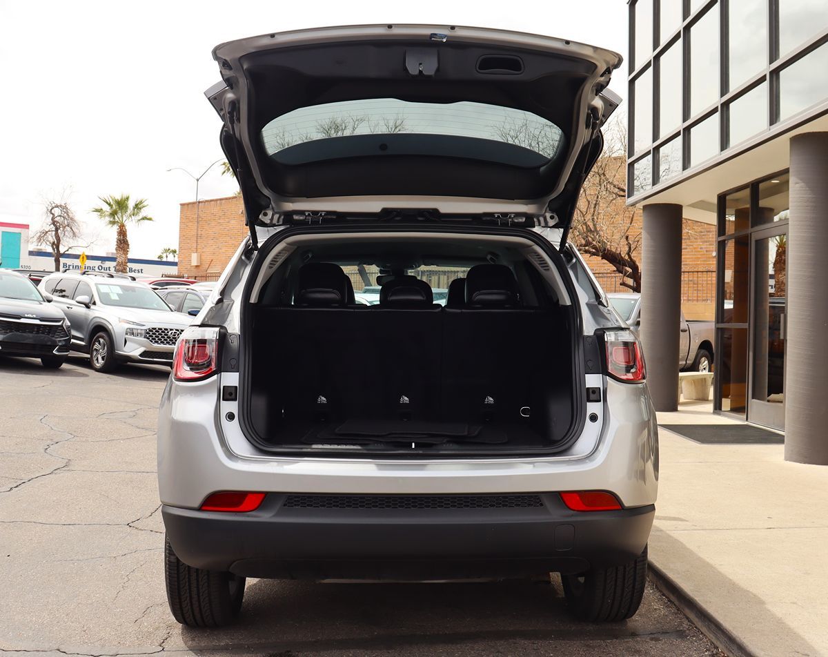 2022 Jeep Compass Latitude Lux photo 20