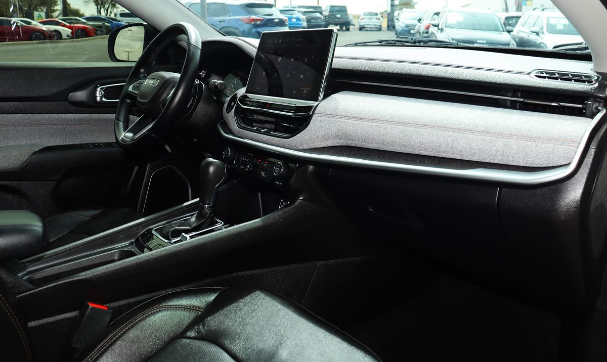 2022 Jeep Compass Latitude Lux photo 32