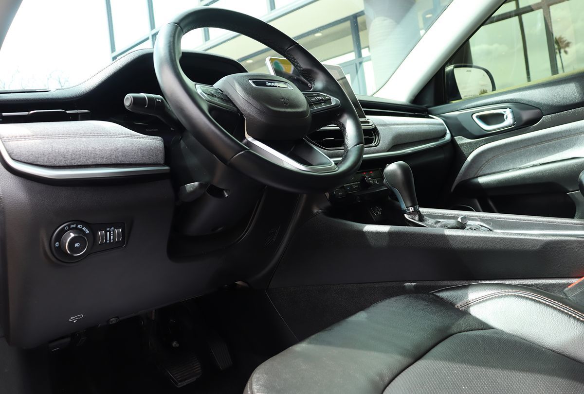 2022 Jeep Compass Latitude Lux photo 37