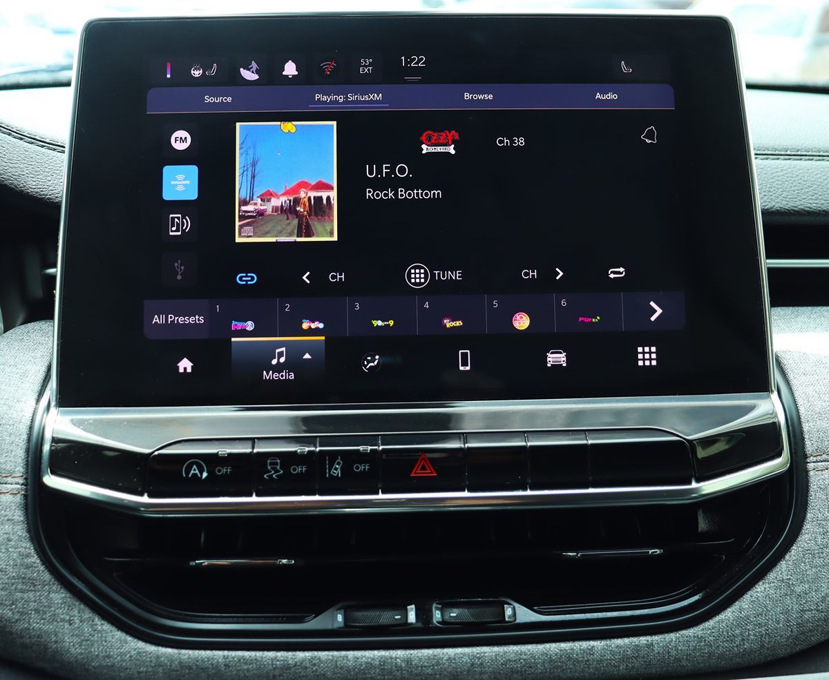 2022 Jeep Compass Latitude Lux photo 42