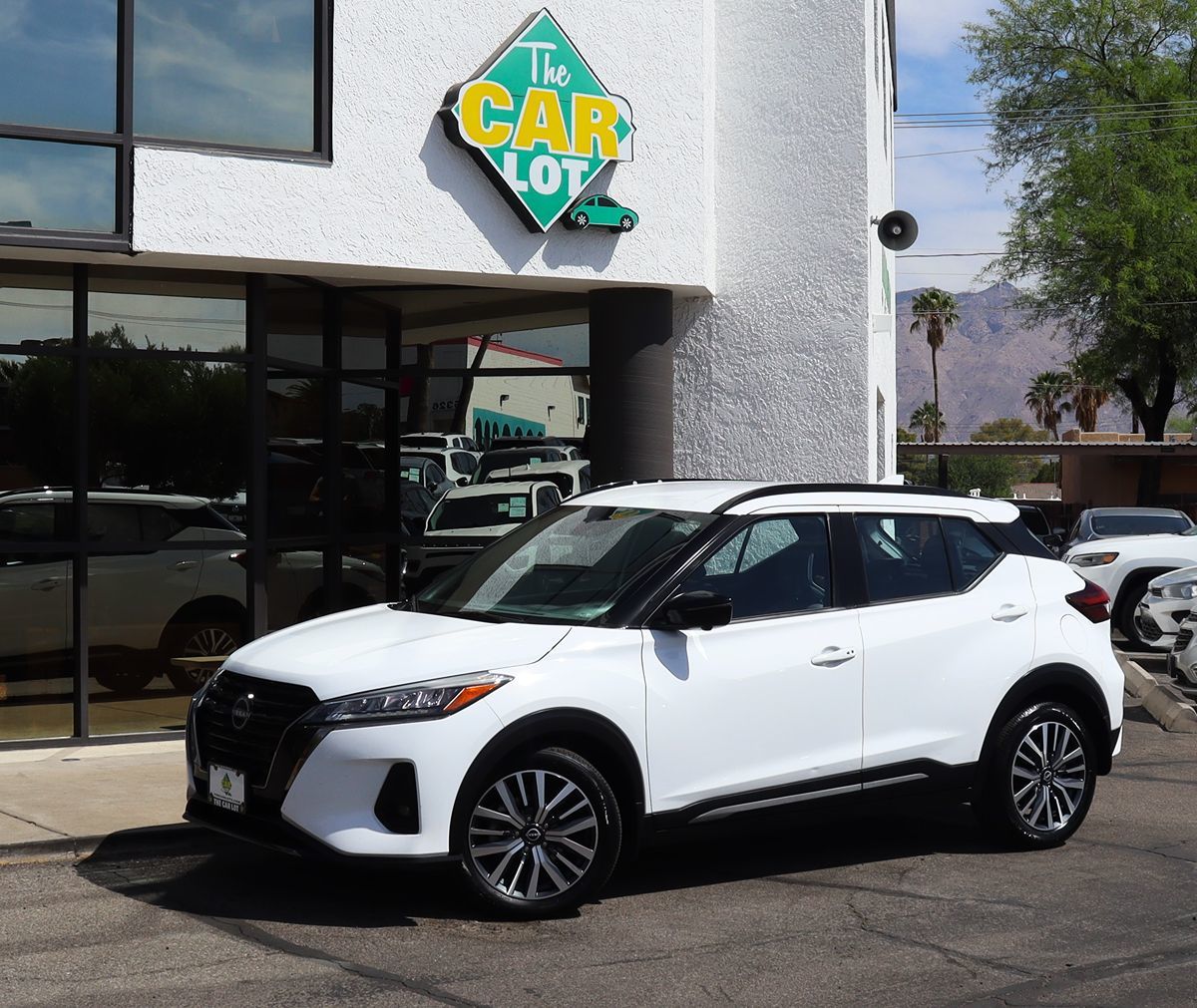 2023 Nissan Kicks SR photo 3