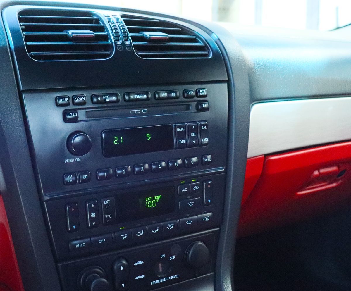 2002 Ford Thunderbird Premium photo 31