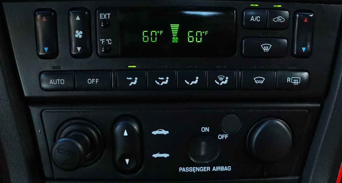 2002 Ford Thunderbird Premium photo 33