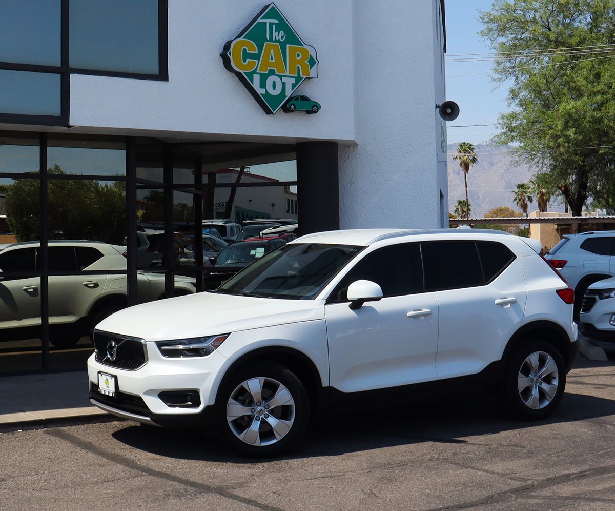 2021 Volvo XC40 Momentum photo 2