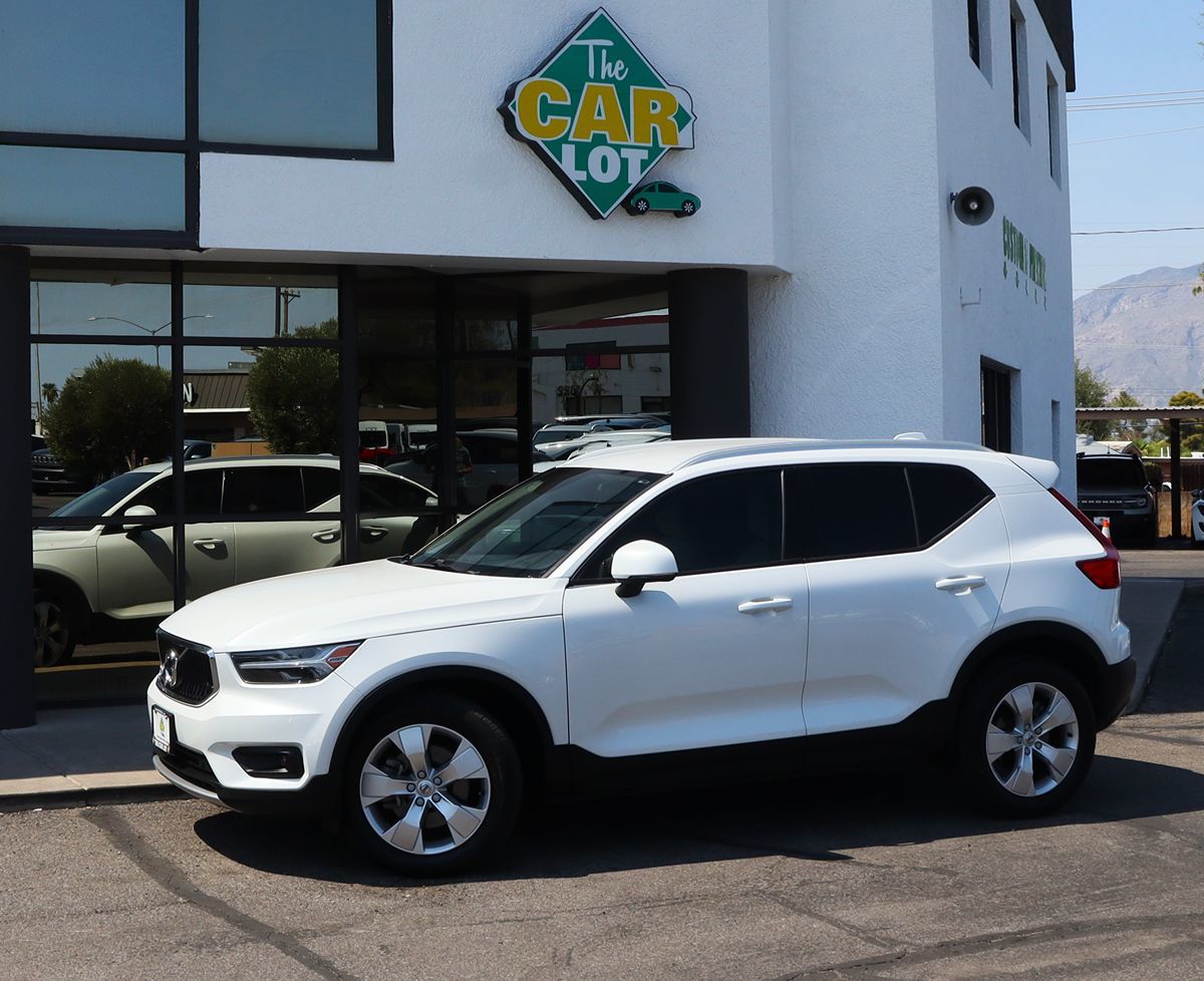 2021 Volvo XC40 Momentum photo 3