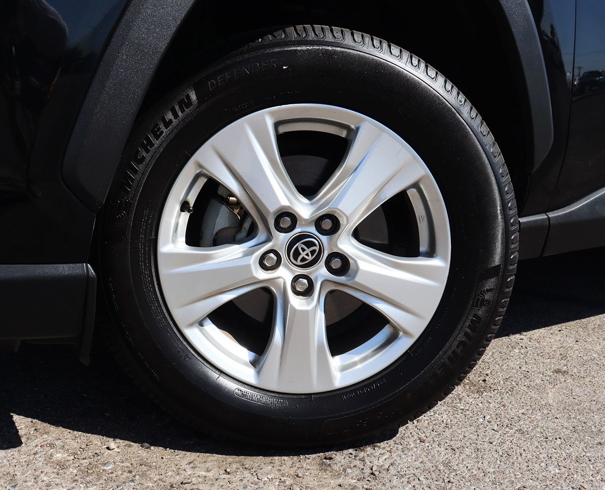 2021 Toyota RAV4 XLE photo 4