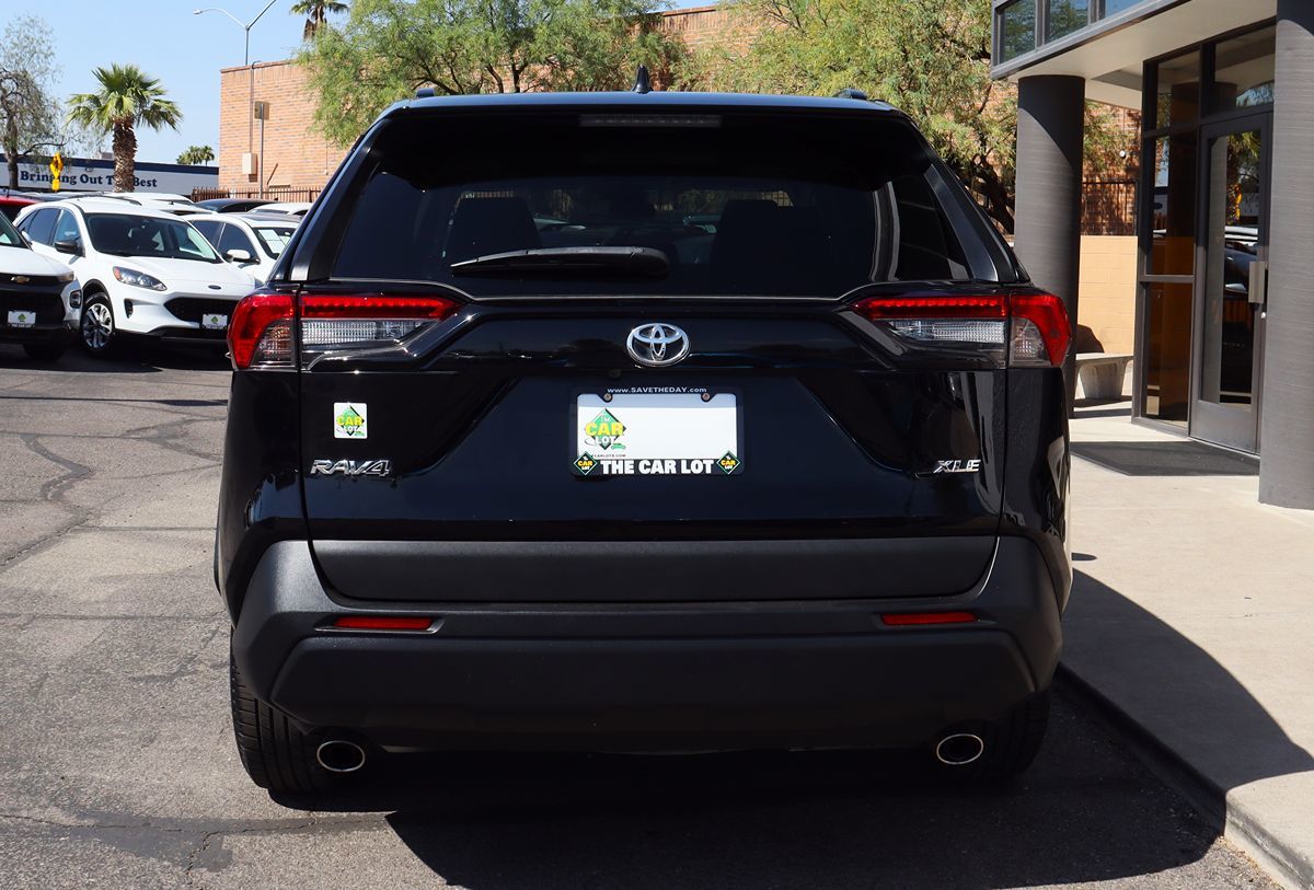 2021 Toyota RAV4 XLE photo 10