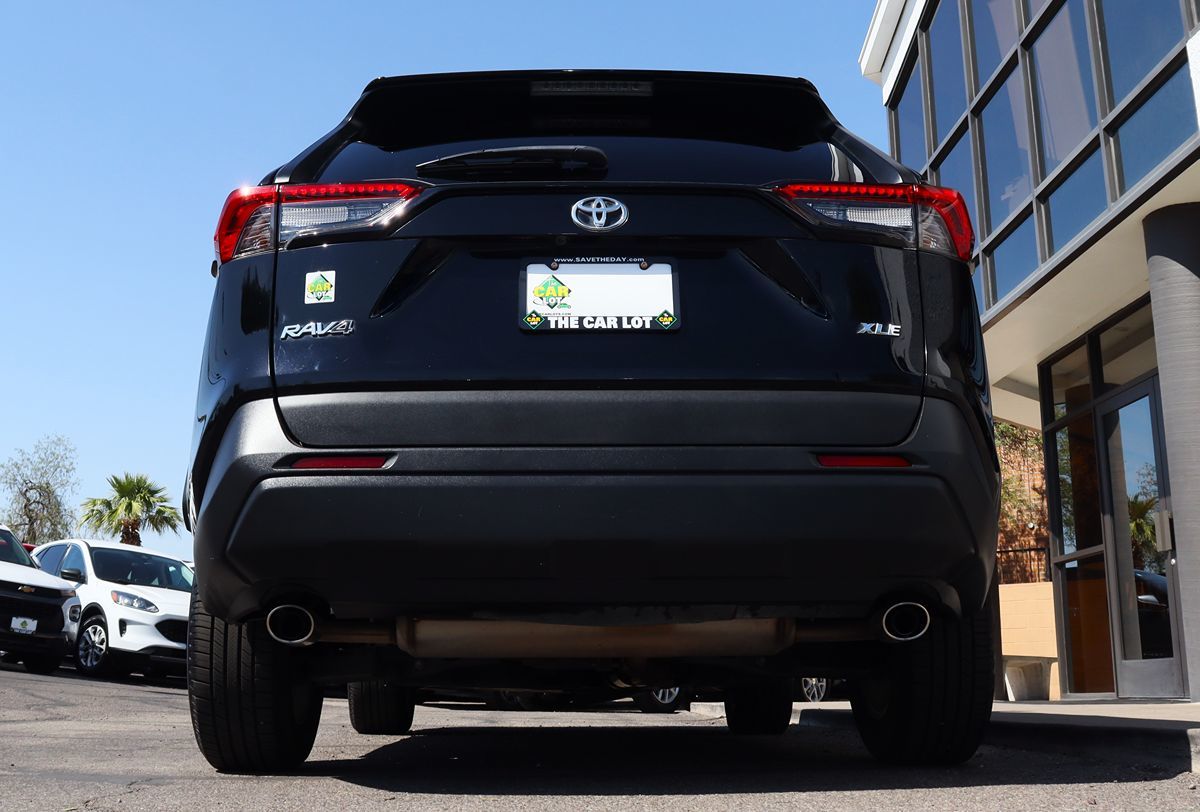 2021 Toyota RAV4 XLE photo 11