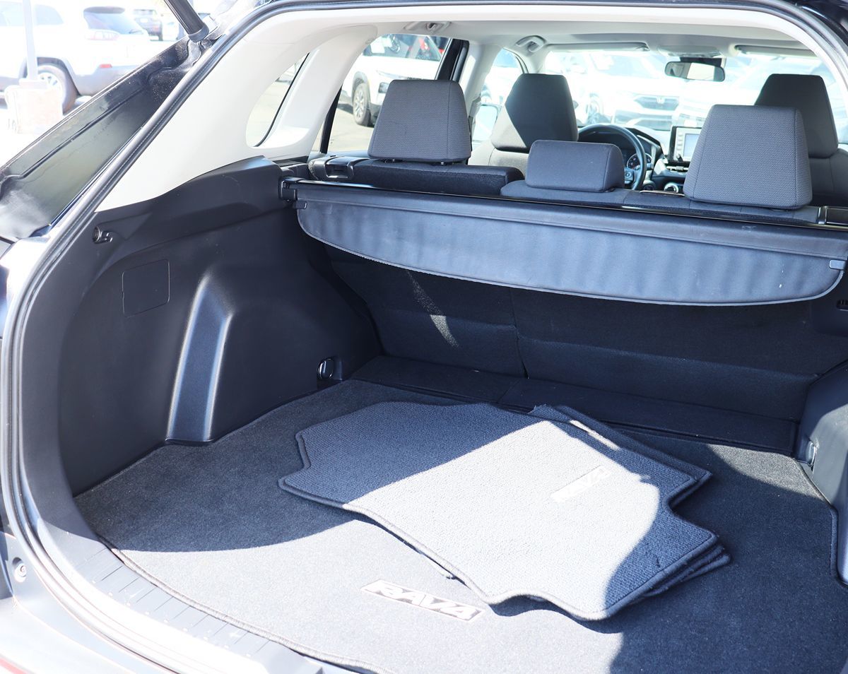2021 Toyota RAV4 XLE photo 24