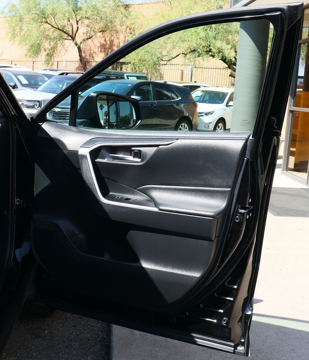 2021 Toyota RAV4 XLE photo 32