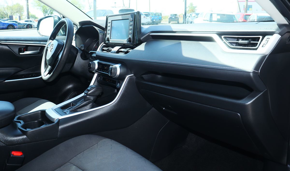 2021 Toyota RAV4 XLE photo 34