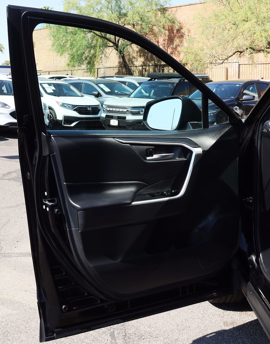 2021 Toyota RAV4 XLE photo 35