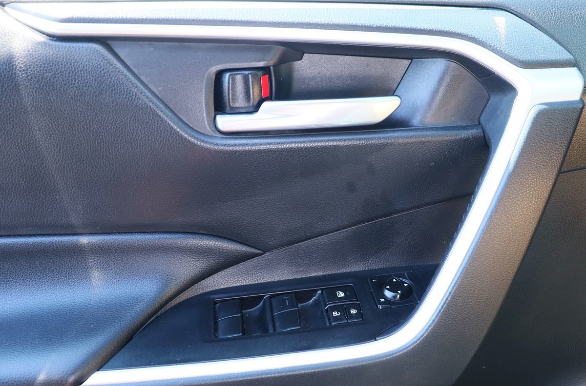 2021 Toyota RAV4 XLE photo 36