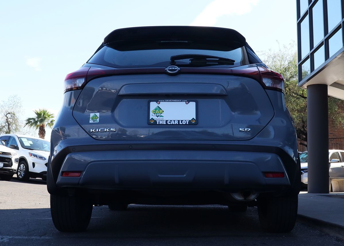 2023 Nissan Kicks SR photo 11