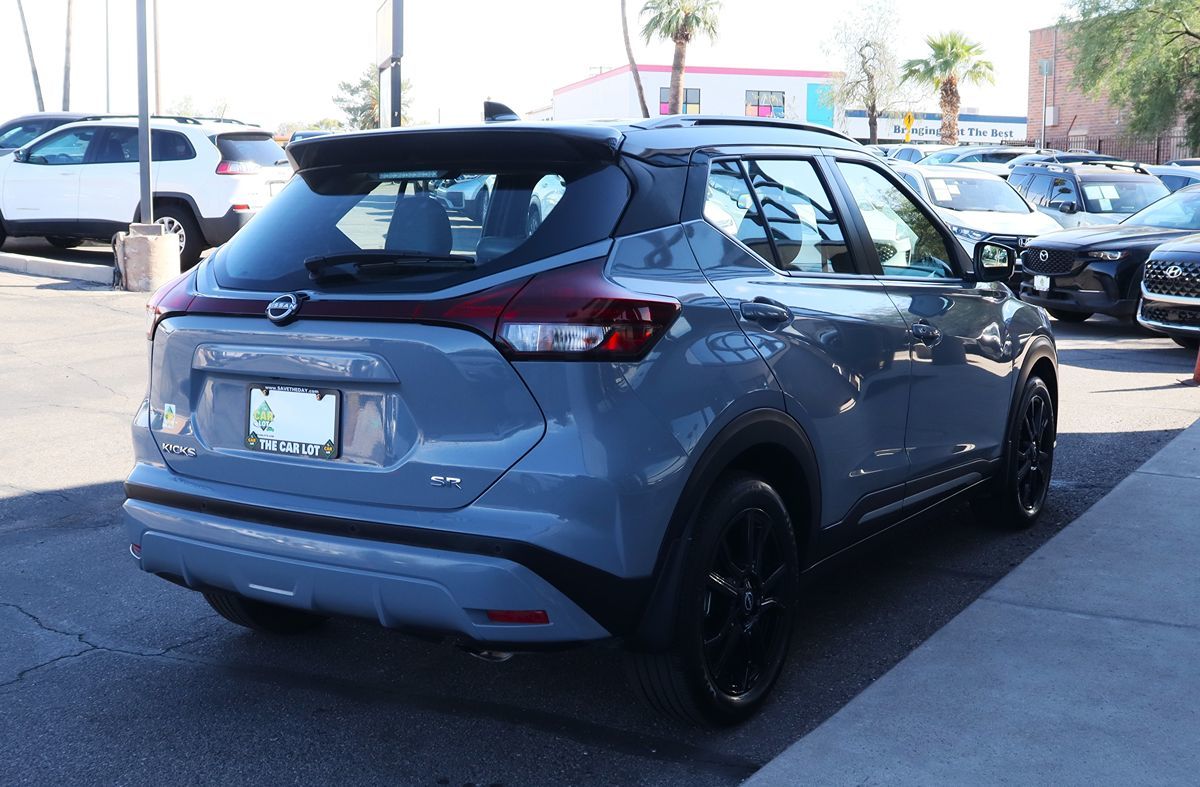 2023 Nissan Kicks SR photo 12