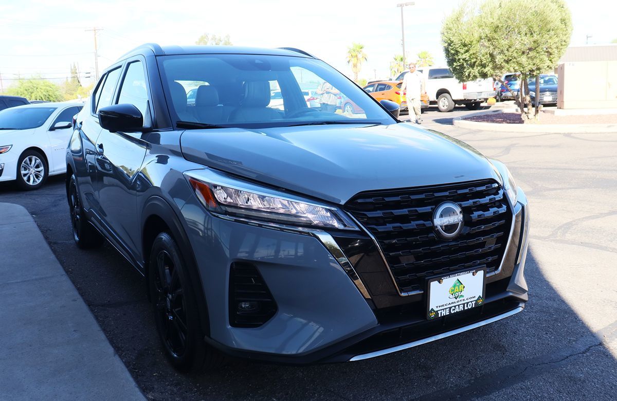 2023 Nissan Kicks SR photo 17