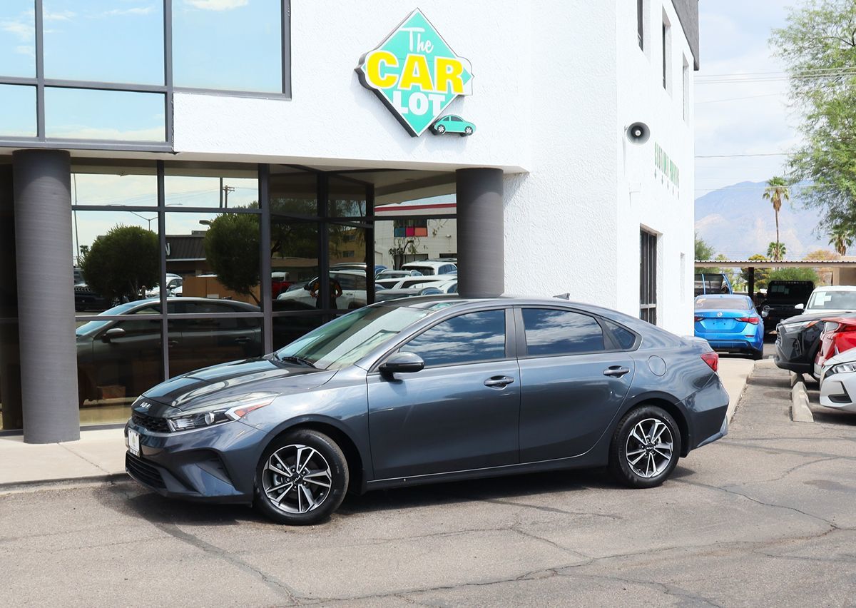 2023 Kia Forte LXS photo 2
