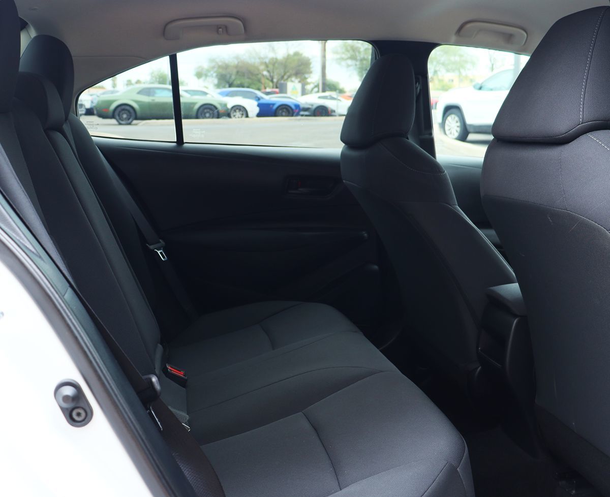 2022 Toyota Corolla LE photo 25