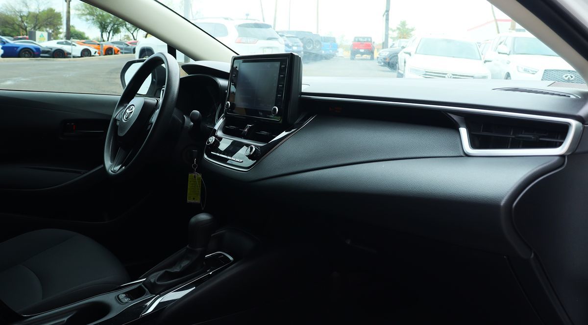 2022 Toyota Corolla LE photo 33