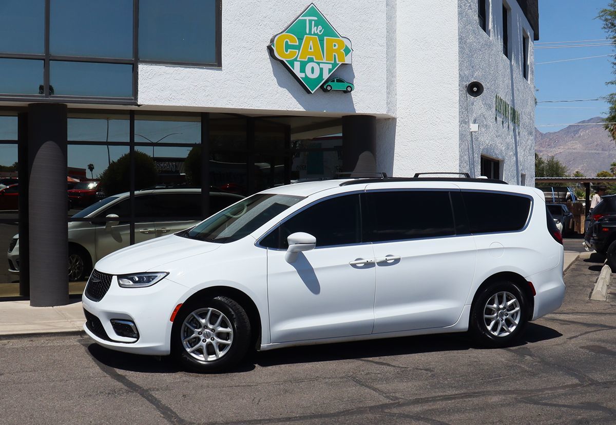 2022 Chrysler Pacifica Touring L photo 2