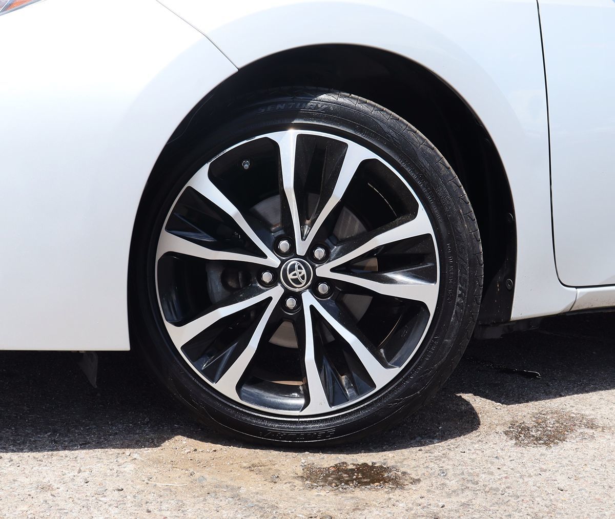 2017 Toyota Corolla SE photo 4