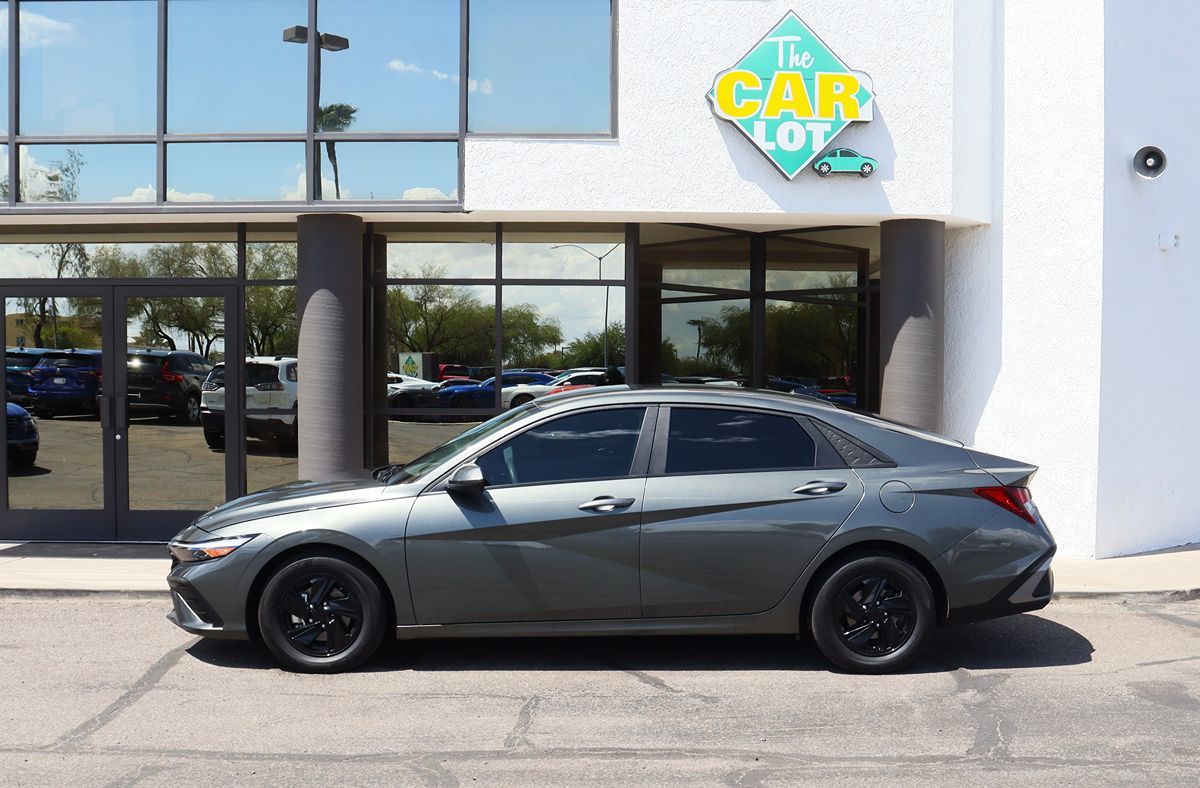 2024 Hyundai Elantra SE photo 3