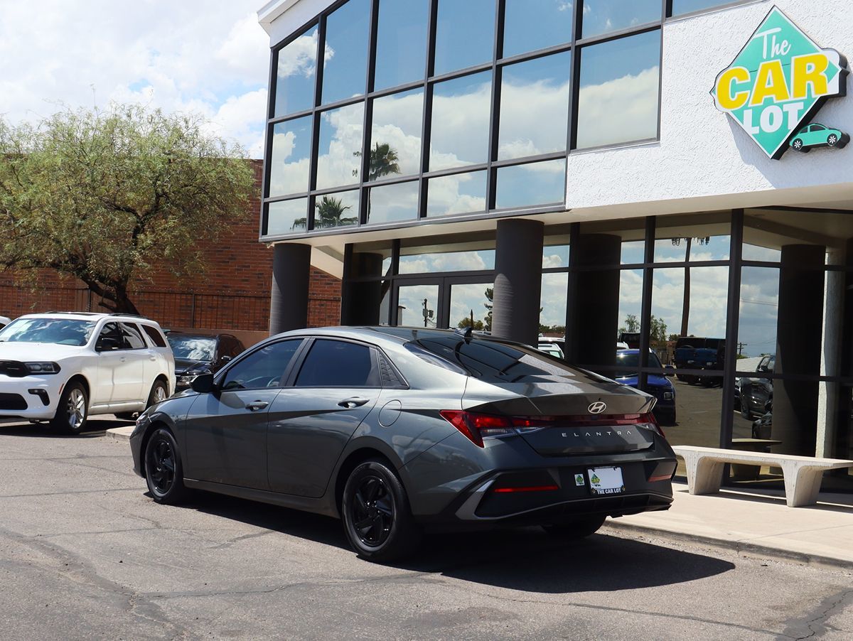 2024 Hyundai Elantra SE photo 4