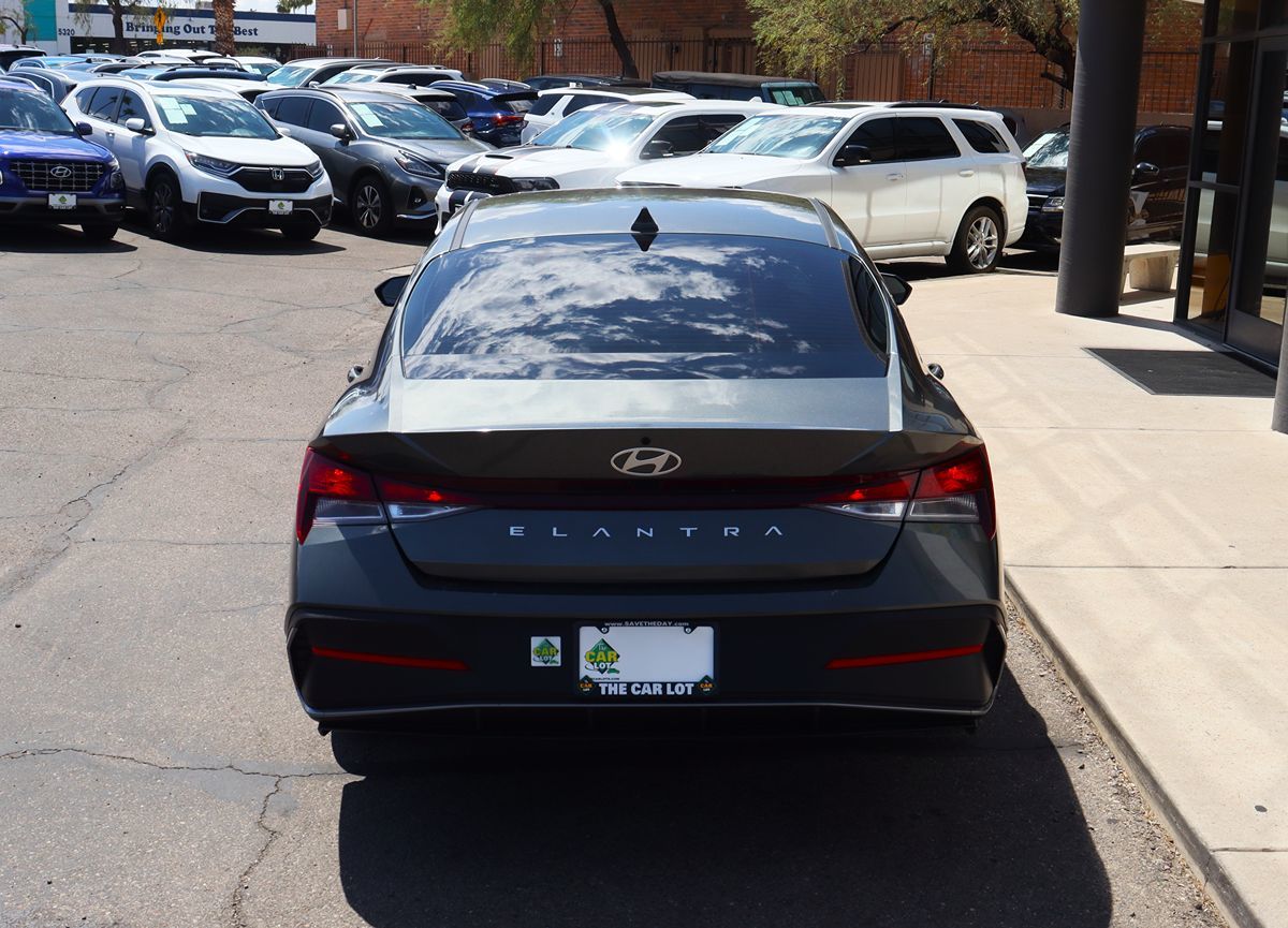 2024 Hyundai Elantra SE photo 5