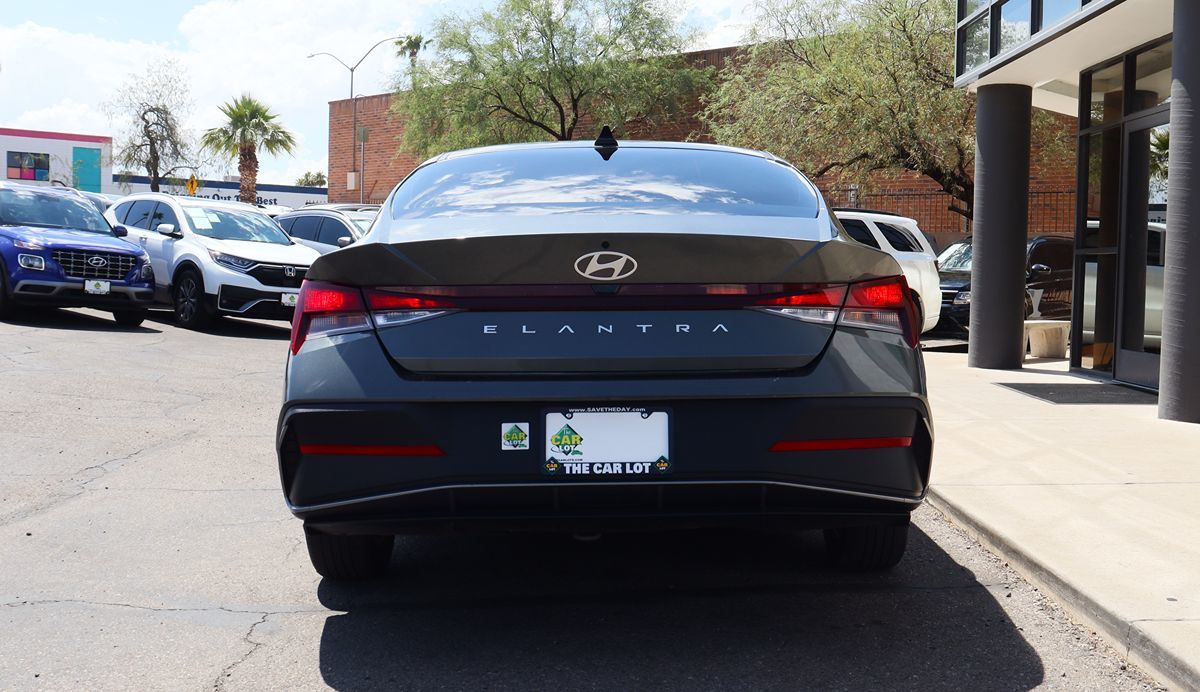 2024 Hyundai Elantra SE photo 6