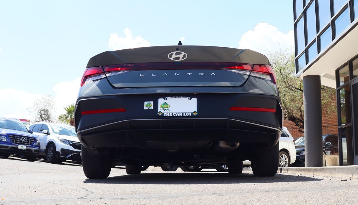 2024 Hyundai Elantra SE photo 7