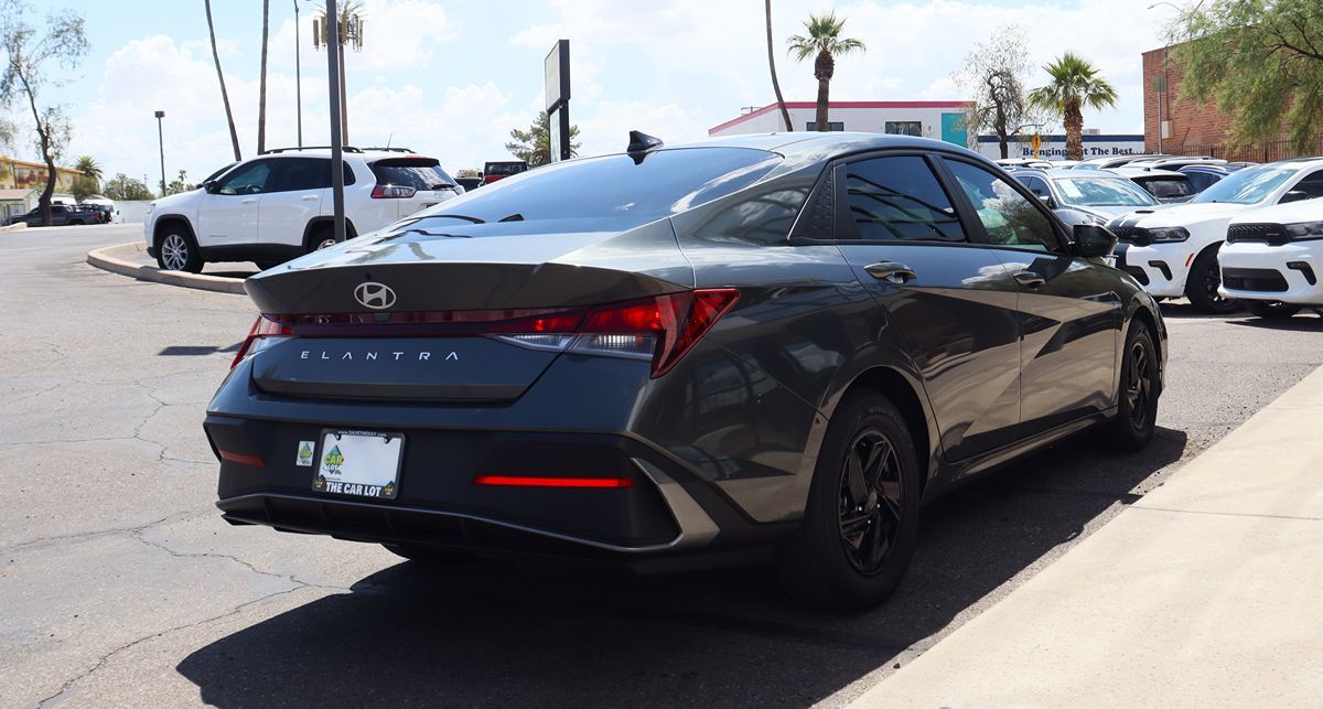 2024 Hyundai Elantra SE photo 8