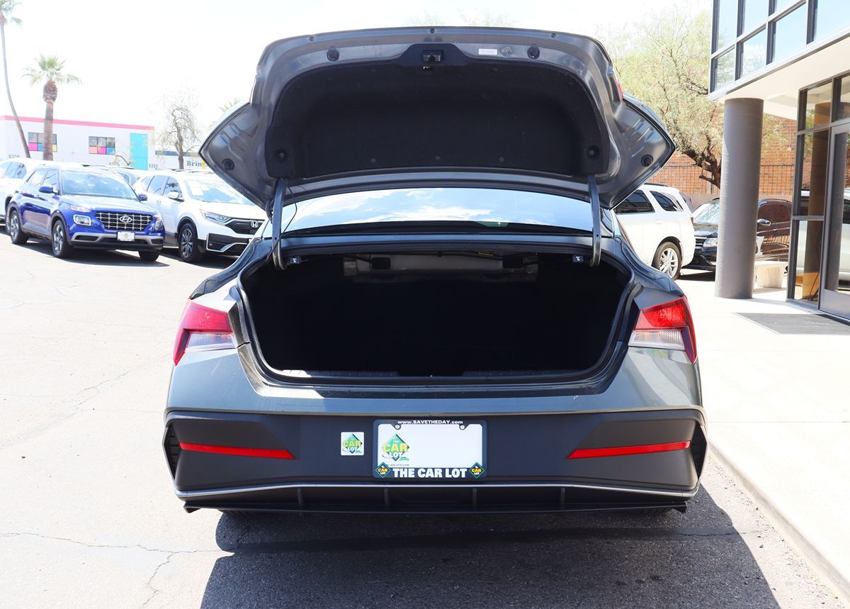 2024 Hyundai Elantra SE photo 16