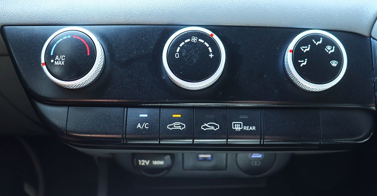 2024 Hyundai Elantra SE photo 32