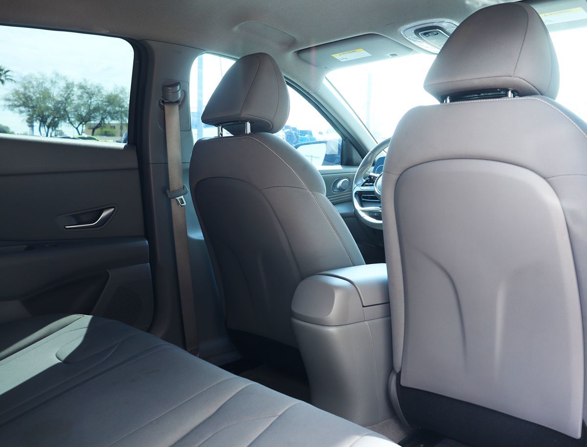 2023 Hyundai Elantra SEL photo 24