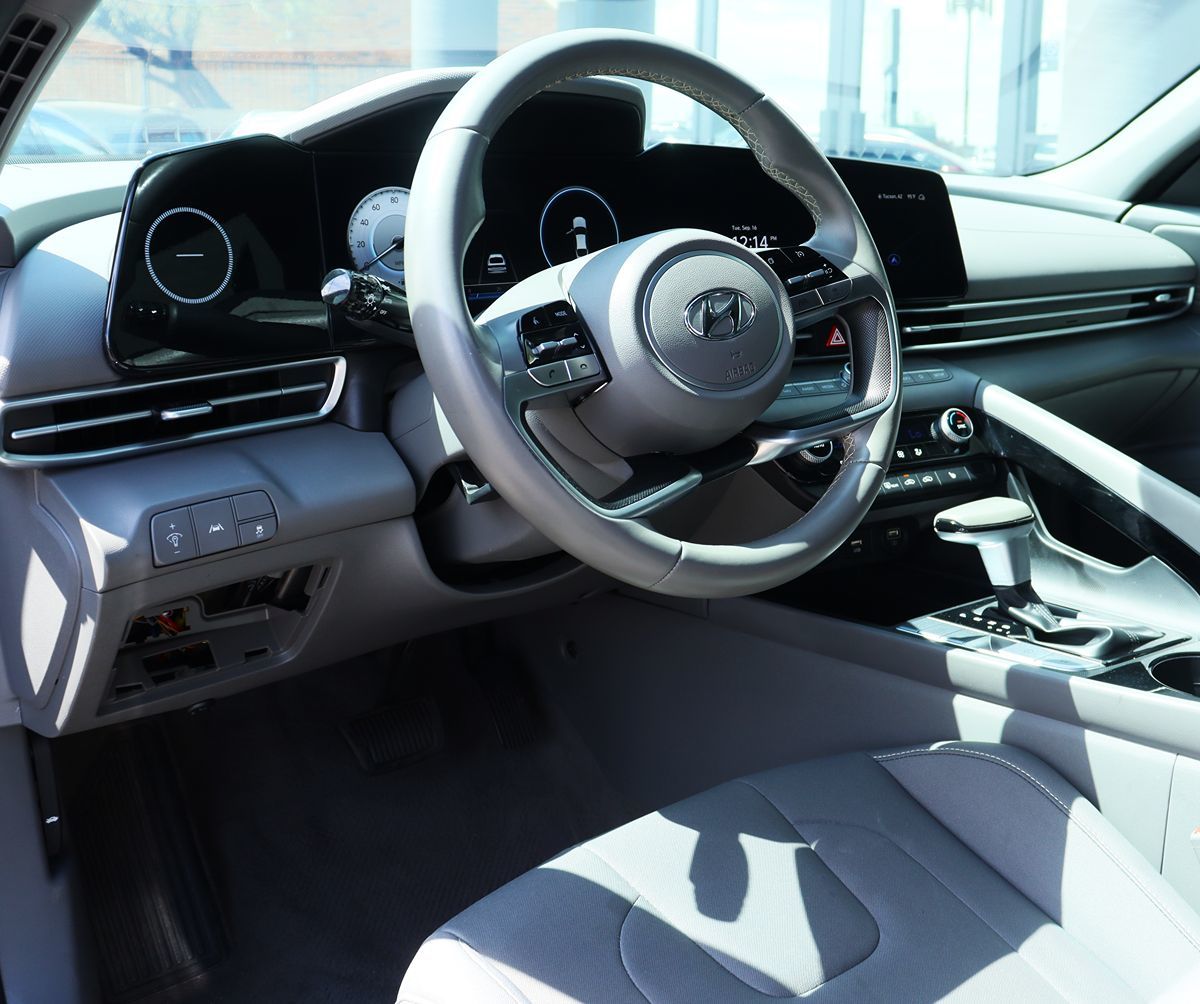2023 Hyundai Elantra SEL photo 35