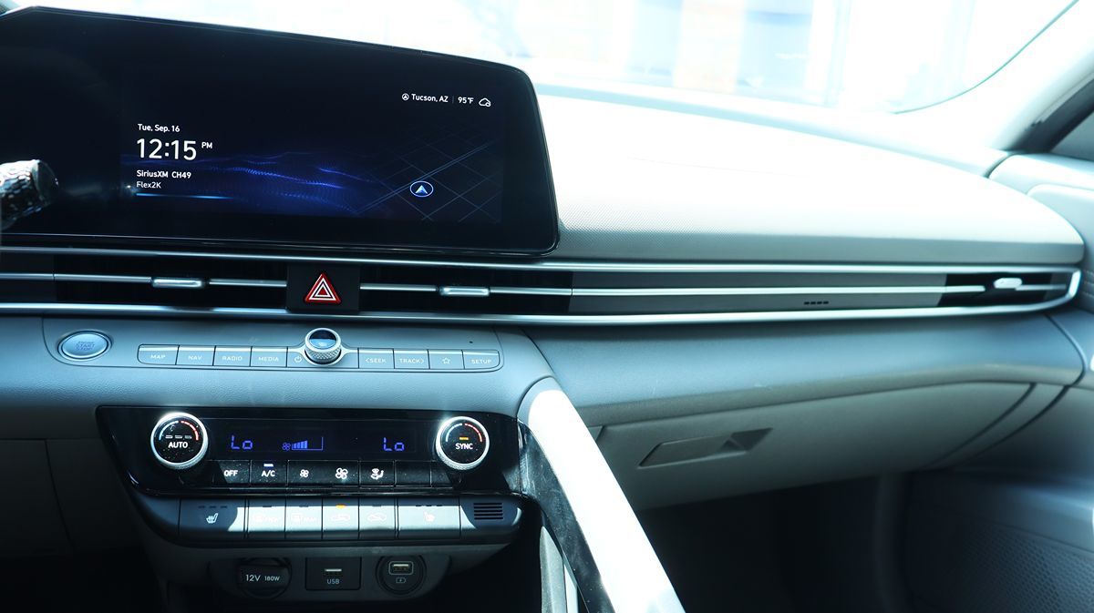 2023 Hyundai Elantra SEL photo 36