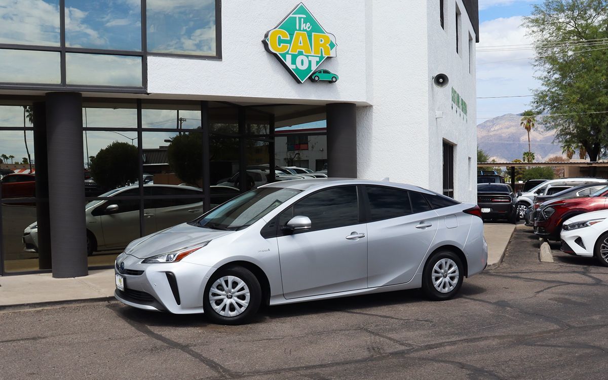 2019 Toyota Prius LE photo 3